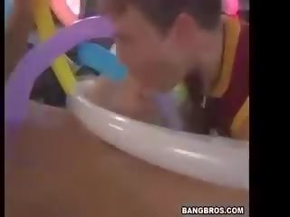 שלישיה פורנו מסיבה ב ה מכונית