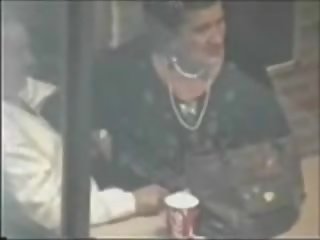 পুরাতন দম্পতি sucks মধ্যে কফি বার