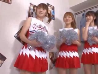 Ba to ngực nhật bản cheerleaders chia sẻ dương vật