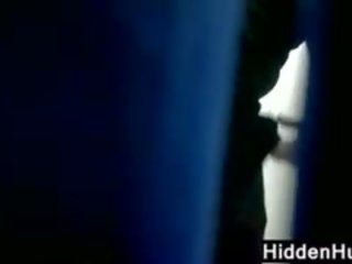 Nư sinh watched thay đổi trong một nước sốt phòng