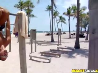 Thể thao latina abby trong căng ra nó ngoài và được peter