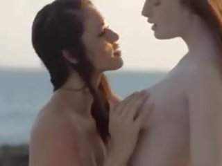 Lesbs léchage chaque autre sur lit de plage