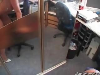 Libidinous брюнетка основен фантазия жена дава хубав глава към това дебели кур