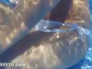 अंडरवॉटर कल्पनाओं की ब्रुनेट प्यारी