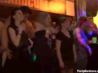 Две waiters чукане един уличница