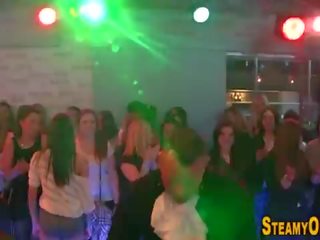 Одягнена жінка голий чоловік немовлята gobbling крани