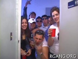 Hq người lung lay bên vid