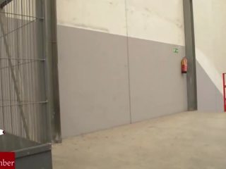 Вона stops в thief і initiates він a сексуальний interrogation