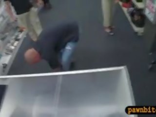 Customers съпруга удряха в на задна стаичка на а pawnshop