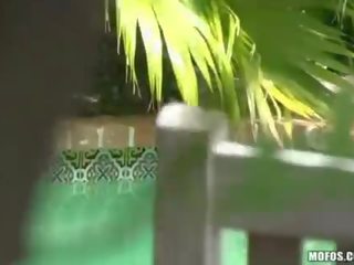 Siêu chuyện lạ lùng tắm nắng khỏa thân sau đó gỡ xương