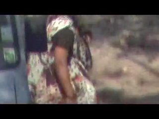 Індійська aunties справи сеча на відкритому повітрі прихований камера кліп