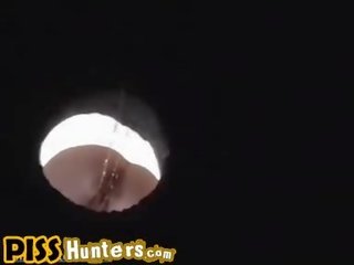Ученичка изстрел на а cesspool камера докато пикаещ