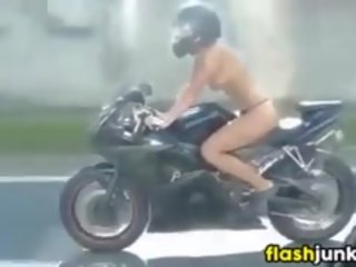 ללא חולצה מְקוּעַקָע חתיכה ברכיבה א motorcycle