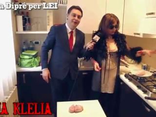 Молодий жінка divina klelia руйнує і cooks a пара з яйця для andrea diprè