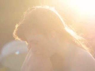Girl2girl sự thất vọng mỗi khác trên cái ghế phơi nắng