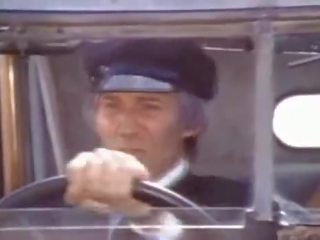 Conductor relojes pareja teniendo xxx vídeo en la asiento trasero