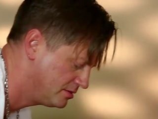Бідні жінки вдарив жорсткий в спеціальний масажист