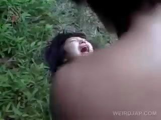 ভঙ্গুর এশিয়ান কিশোর পেয়ে নির্মমভাবে হার্ডকোর ঘরের বাইরে