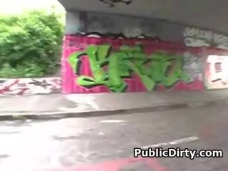 Брюнетка давайки неизплатен духане pov в публичен