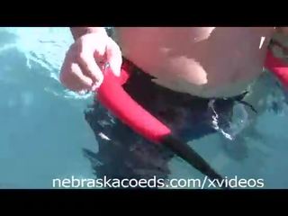 Nudists в a басейн частина я
