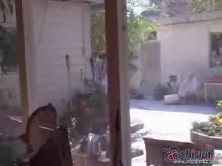 Лиза знае как към работа тя език на а петър