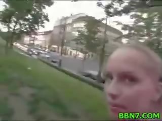 Тънък брюнетка тийн лъжи