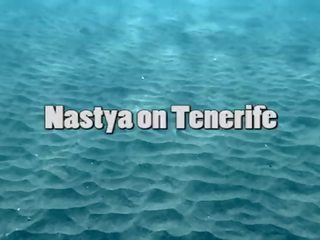 কমনীয় nastya সাঁতার নগ্ন মধ্যে ঐ সমুদ্র