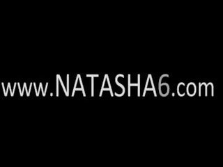 Natashas ذهبي دش في ال جاكوزي