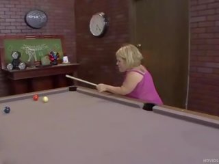Карлик stella приймає повний sized людина м'ясо
