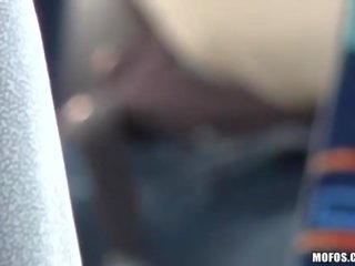 Красуня недосвідчена gf nesty закачується в a автобус