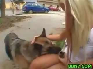 Nghịch ngợm gò má removes thiếu niên cô gái