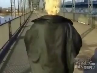 秀色可餐 金发 在 粉红色 丁字裤 给 口交 在 公