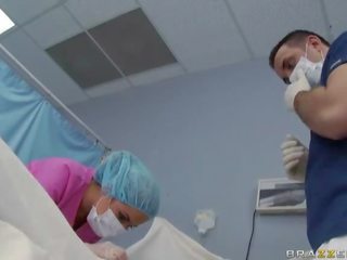Expert тейлър и а нов доктор
