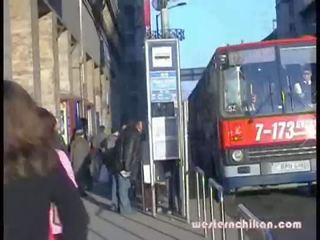 आकर्षक बस्टी गोरा बूब्स grabbed आस ग्रोप्ड पर बस भाग 1