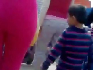 ল্যাটিনা মধ্যে গোলাপী পা দ্বারা