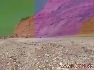 금발의 naturalist 나체상 에 그만큼 바닷가