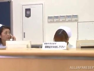 誘人的 護士 有 balled 在 該 reception 辦公桌