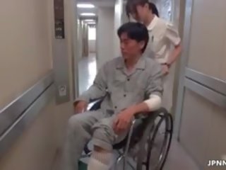 Duyên dáng á châu y tá đi điên