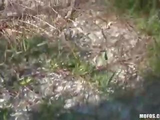 Удачливий adolescent трахає чарівний молодий леді в в woods