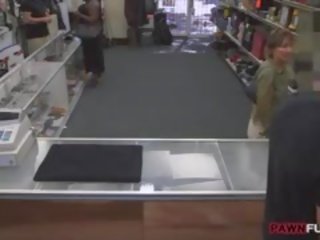 Customers съпруга завинтва от сладострастен pan мъж в на задна стаичка