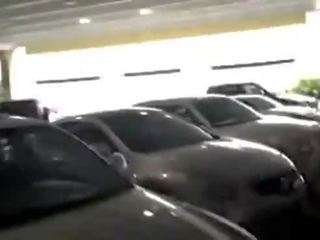 Nu ousar walking através público mall