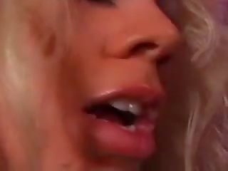 চেইন দিয়ে বাঁধা roped এবং মোরগ clamped
