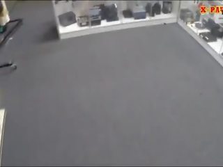 Очарователен сервитьорка завинтва от неприятен pawn юношески