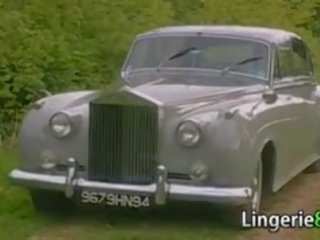 Salope baisée par une riche type