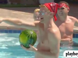 Svingeri kam jautrība un orāls pieaugušais filma uz peldēšanas basejns