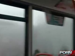 Pornxn công khai pissing trong yoga quân dai