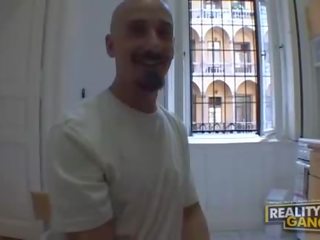 Badass עירום שחרחורת עושה מציצות ו - מקבל קטעי גמירות ב פטמות