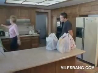 Дивна матуся caressing