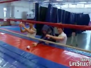 Attend а момиче-на-момиче женска борба сесия и бъде на късметлия