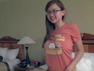 Đẹp busty á châu phụ nữ fngers trong kính